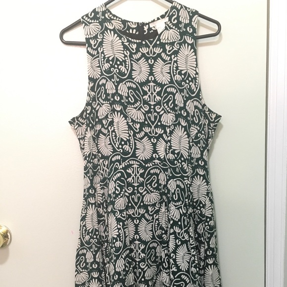 H&M Dresses & Skirts - 4/$32 H&M Green and cream patterned dress